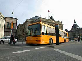 Bus på Kgs. Nytorv, København
d. 05.05.03.  Foto: Helge Bay