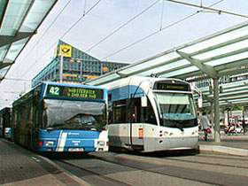 Bus- og letbaneterminal i Saarbrücken.
Foto Helge Bay, d. 20.08.02