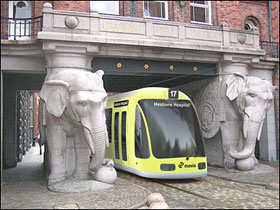 Letbanevogn kører fra Carlsberg bydelen gennem Elefantporten