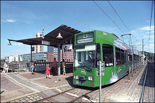 Moderne sporvogn over Freiburg baneg&aring;rd, 
Foto Helge Bay, 1999