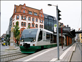 Regiosprinter p&aring; torv i Zwickau. 
Foto: Helge Bay