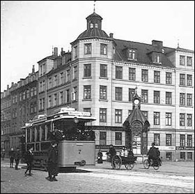 Akkumulatorvogn p&aring; N&oslash;rrebrogade ved s&oslash;erne. 
Foto: vognstyrer.dk