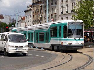 Letbanevogn p&aring; T1 i Paris omegn