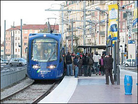Ny&aring;bnet Tram-train Letbane T4 i Paris.
Foto: Gilles Rochereau